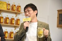 濃いめの角ハイボールを飲んでご機嫌のシソンヌじろう
