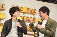 バーの常連客に扮する（左から）染谷将太、シソンヌじろう