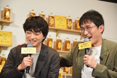 バーの常連客に扮する（左から）染谷将太、シソンヌじろう