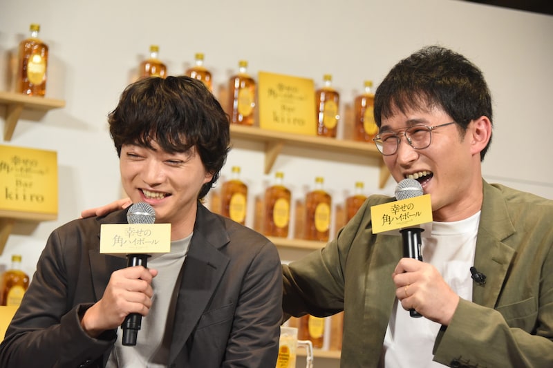 バーの常連客に扮する(左から)染谷将太、シソンヌじろう