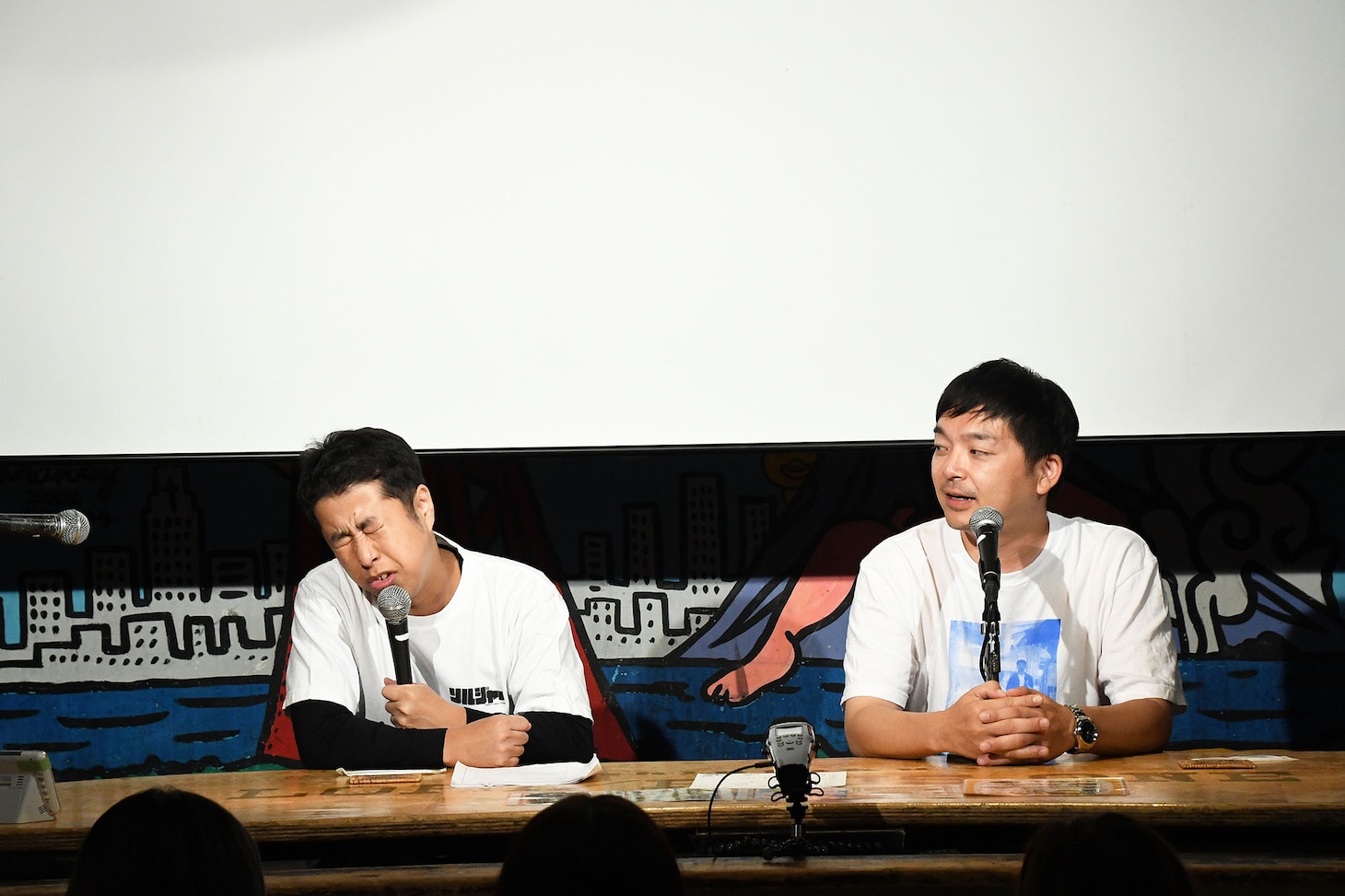 公開収録が始まり、ぐったりの井口（左）