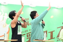 近隣のビルにも手を振るマヂカルラブリー