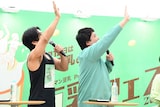 近隣のビルにも手を振るマヂカルラブリー