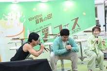 スクワットするマヂカルラブリーと秋元真夏