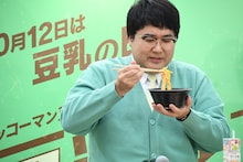 「豆乳フェス」で販売される、東京たらこスパゲティの明太子と豆乳のカルボナーラを味わうマヂカルラブリー村上