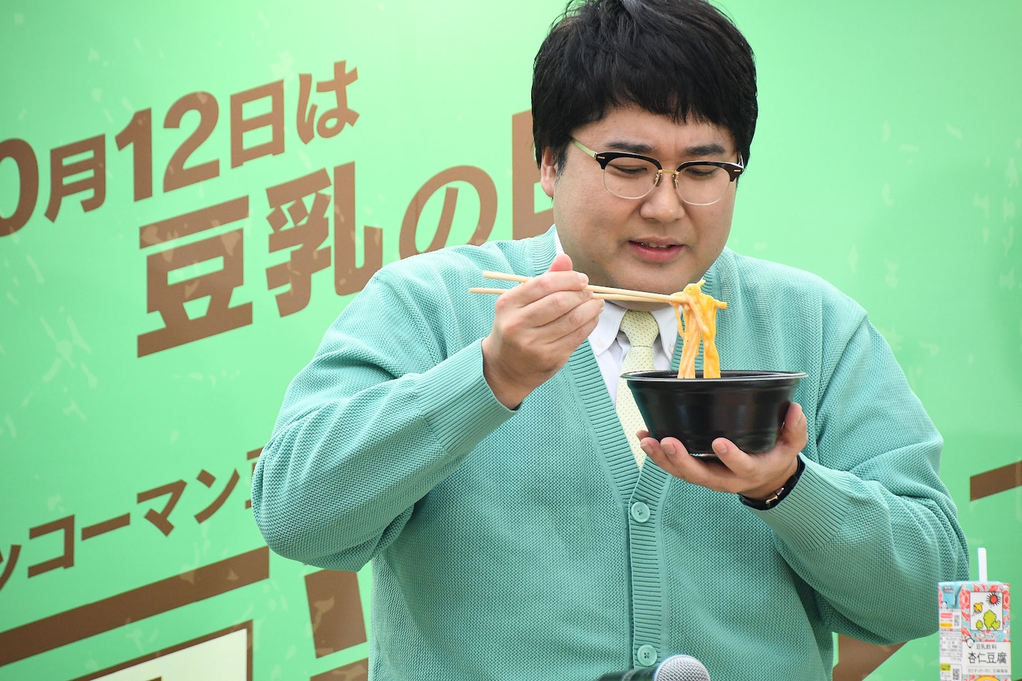 「豆乳フェス」で販売される、東京たらこスパゲティの明太子と豆乳のカルボナーラを味わうマヂカルラブリー村上
