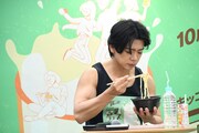 「豆乳フェス」で販売される、とうふ屋うかいの豆乳肉うどんを味わうマヂカルラブリー村上