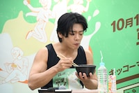 「優すぃ」と感想を述べるマヂカルラブリー野田