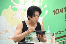 「優すぃ」と感想を述べるマヂカルラブリー野田