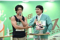 サプライズに驚いてみせる村上（右）と、ケーキが控室にあったと暴露する野田（左）