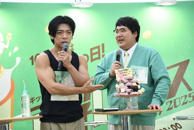 サプライズに驚いてみせる村上（右）と、ケーキが控室にあったと暴露する野田（左）