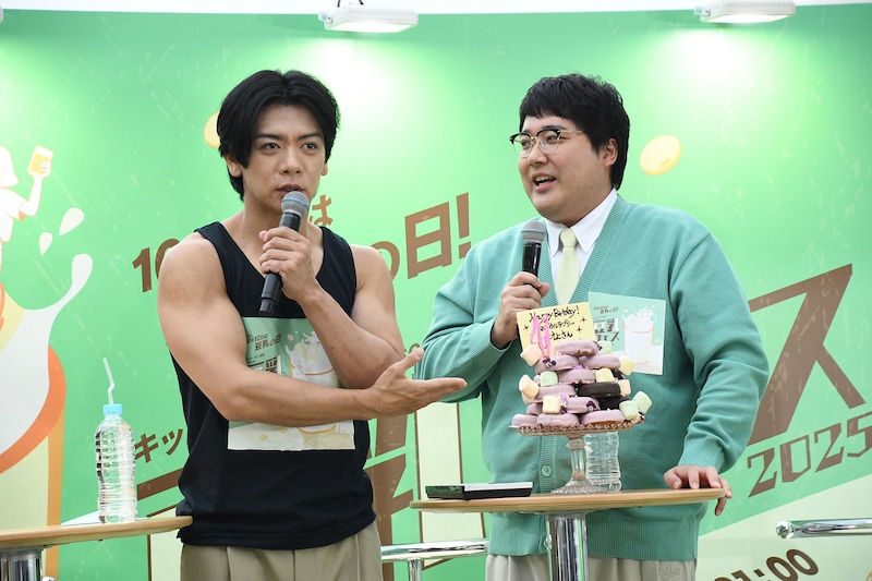 サプライズに驚いてみせる村上（右）と、ケーキが控室にあったと暴露する野田（左）