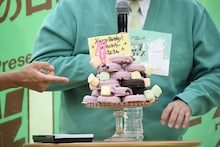 豆乳ドーナツでできたマヂカルラブリー村上の誕生日ケーキ