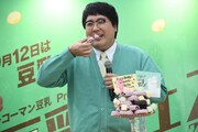 豆腐ドーナツを味わうマヂカルラブリー村上