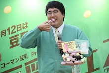 豆腐ドーナツを味わうマヂカルラブリー村上