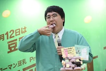 ドーナツを味わうマヂカルラブリー村上