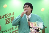 ドーナツを味わうマヂカルラブリー村上