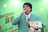 ドーナツを味わうマヂカルラブリー村上