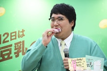 豆腐ドーナツを頬張るマヂカルラブリー村上