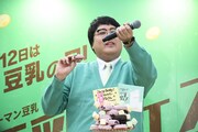 ドーナツを食べながら時間を気にするマヂカルラブリー村上