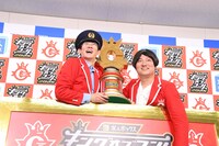 優勝後、報道陣の前に姿を見せたロングコートダディ