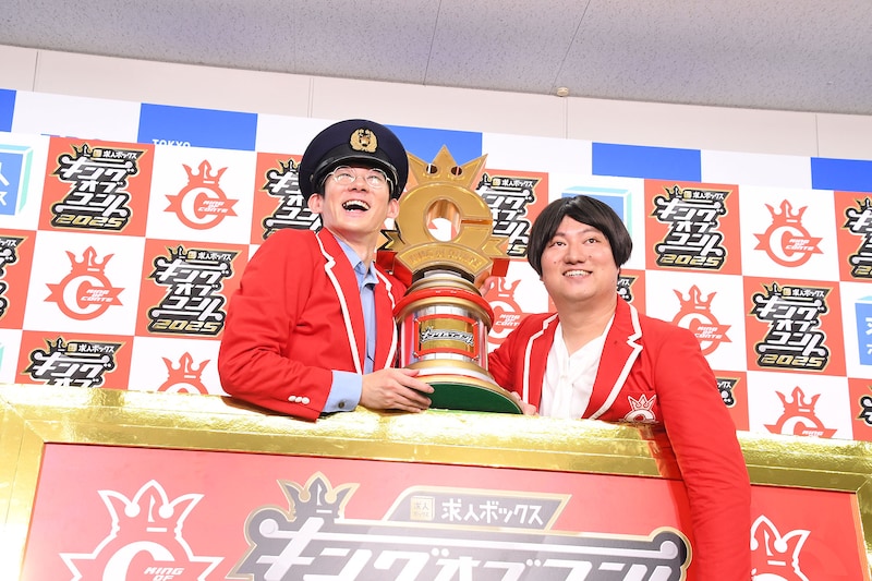 優勝後、報道陣の前に姿を見せたロングコートダディ