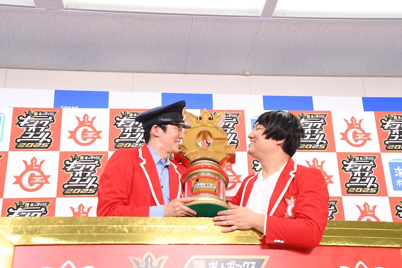 掛け声があわず、顔を見合わせるロングコートダディ