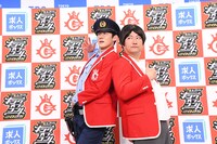 フォトセッション中のロングコートダディ。さまざまなポーズを披露