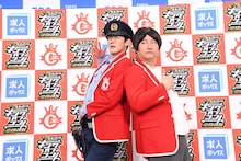 フォトセッション中のロングコートダディ。さまざまなポーズを披露