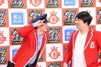 囲み取材中のロングコートダディ。堂前の一言目は「ポリスピース！」