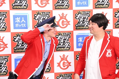 囲み取材中のロングコートダディ。堂前の一言目は「ポリスピース！」