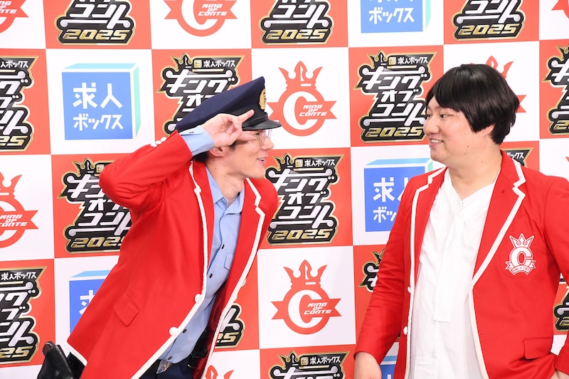 囲み取材中のロングコートダディ。堂前の一言目は「ポリスピース!」