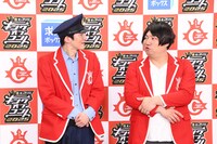 囲み取材中のロングコートダディ