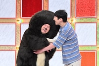 1本目「モグドン」を披露するロングコートダディ ©TBS