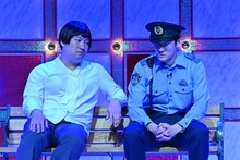 2本目「警察泣いてる」を披露するロングコートダディ ©TBS
