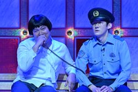 2本目「警察泣いてる」を披露するロングコートダディ ©TBS