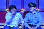 2本目「警察泣いてる」を披露するロングコートダディ ©TBS