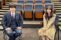 MCのバカリズムとアシスタントの齋藤飛鳥