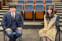 MCのバカリズムとアシスタントの齋藤飛鳥