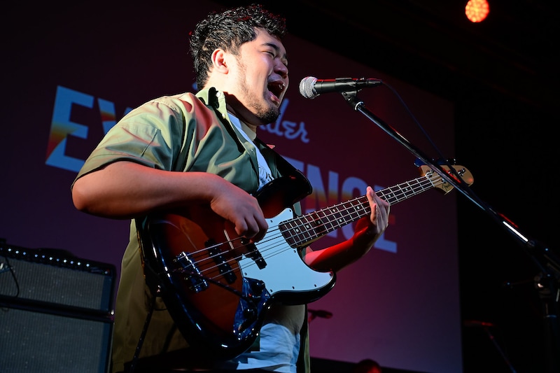 ベースを演奏する令和ロマン・ケムリ