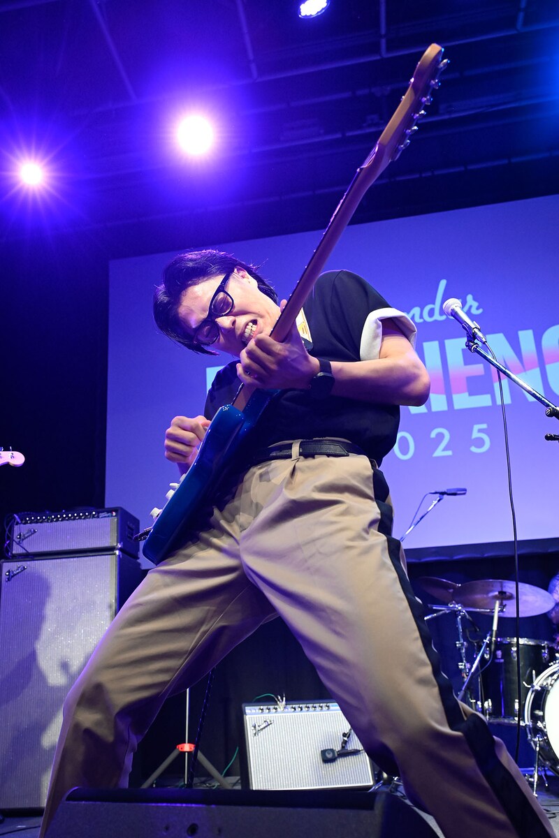 ギターを演奏する令和ロマンくるま