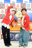 ロングコートダディ。堂前（左）は「C」のポーズ