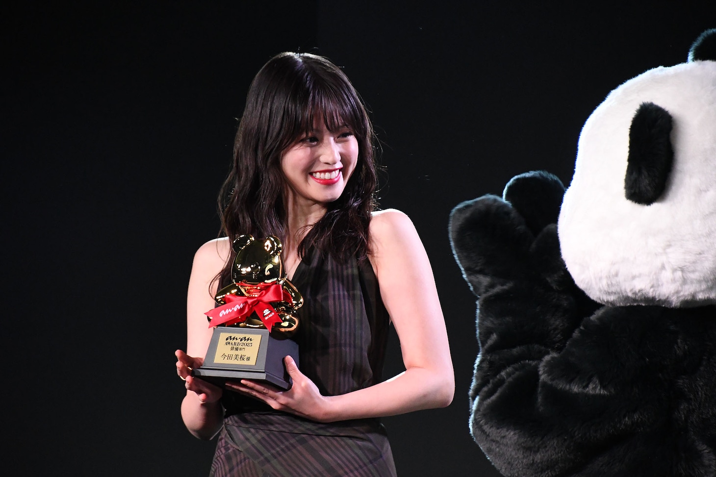 ananパンダの祝福を受ける今田美桜