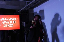 去り際にお笑いナタリーのカメラに目線を送る見取り図・盛山