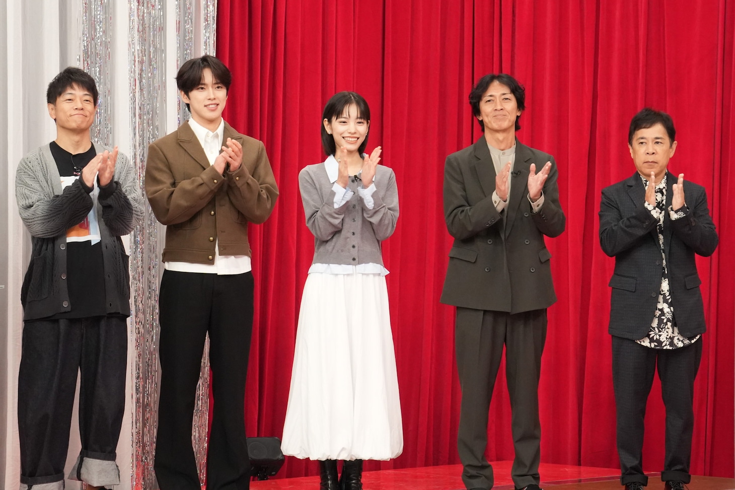 左から陣内智則、河野純喜、當真あみ、ナインティナイン