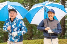 左から、ずん・やす、関根勤