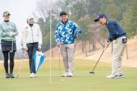 ゴルフを楽しむ関根勤（右端）ら