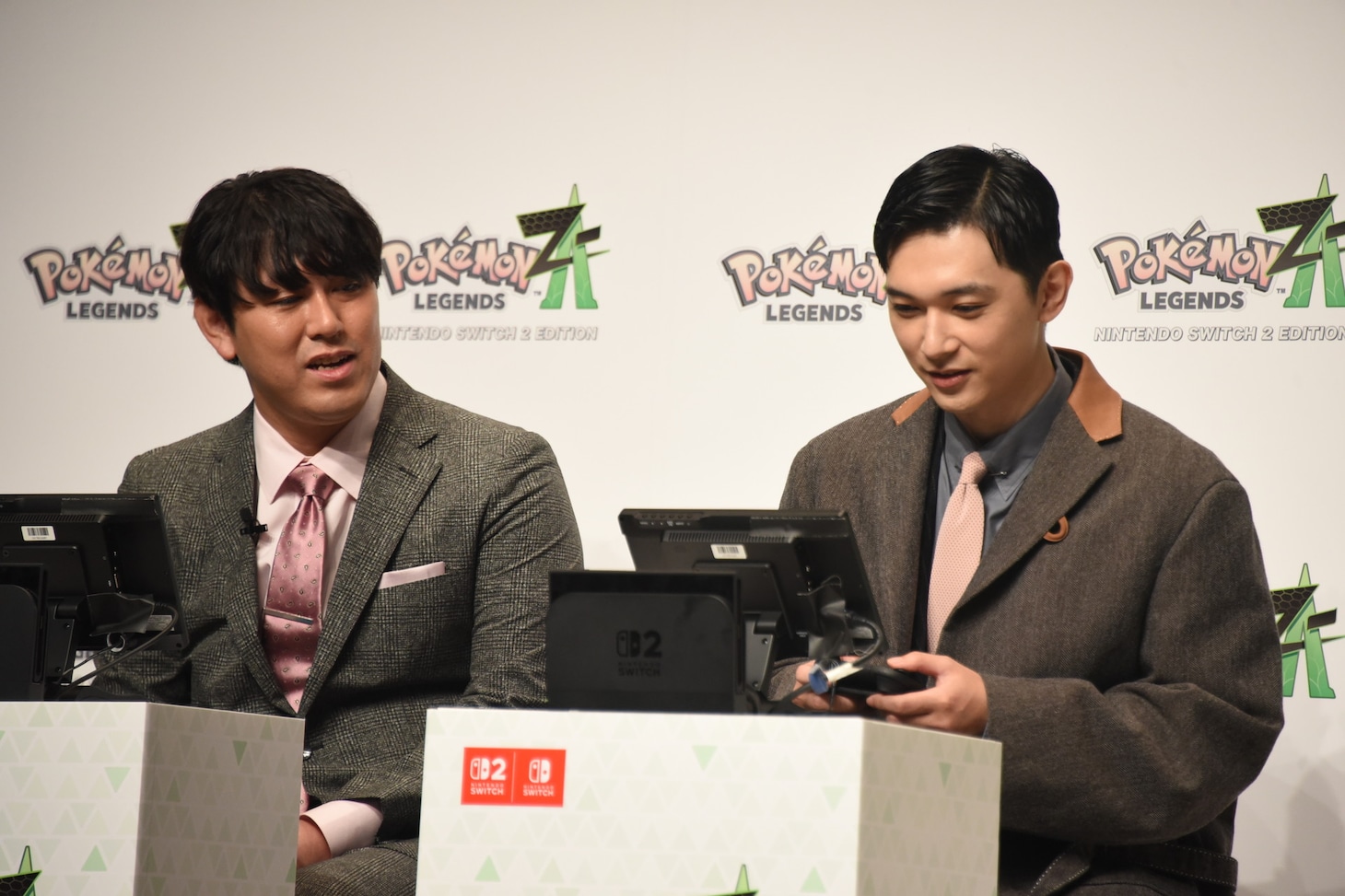 左からオズワルド畠中、吉沢亮
