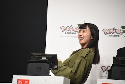 「Pokémon LEGENDS Z-A」で勝利して喜ぶ池田エライザ