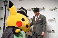 オズワルド畠中に懐くピカチュウ（左）